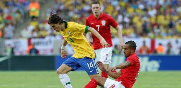 1791614840923052805.jpg 02jun2013---filipe-luis-tenta-fugir-de-carrinho-de-theo-walcott-na-partida-contra-a-inglaterra-no-maracana-1370201559017_615x300.jpg
