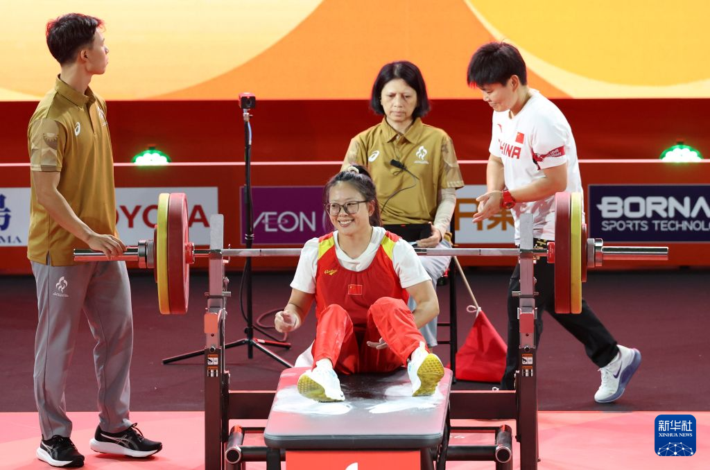 举重——亚残运会女子41公斤级：崔哲获得金牌