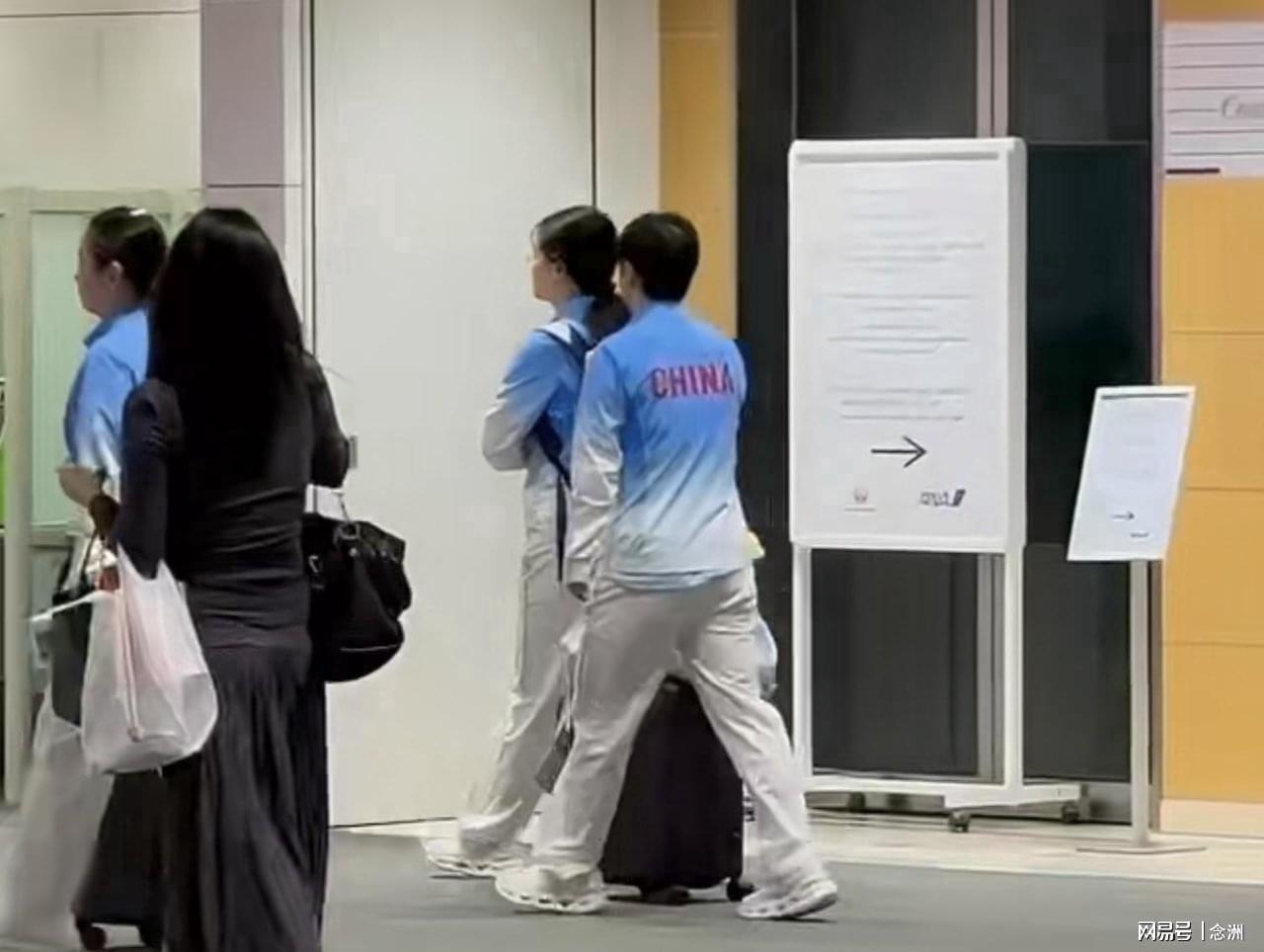 1xBET如暗夜的紫藤花瞬间绽放详情图