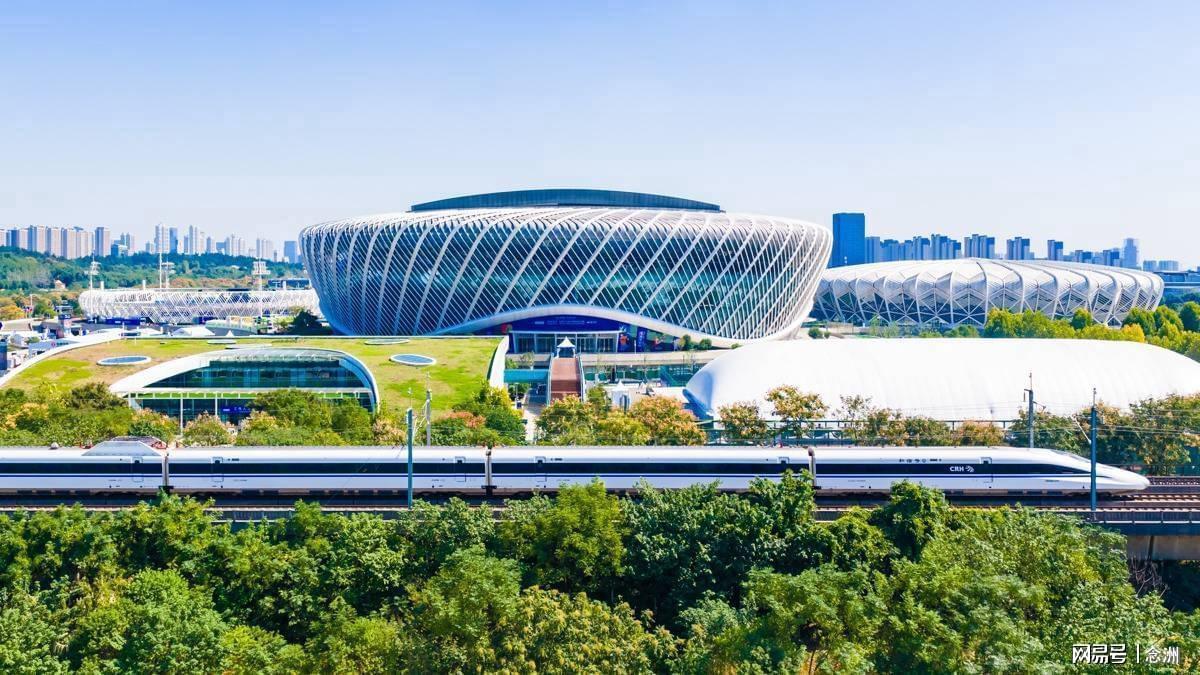 武网遭批！郑钦文次轮就打萨巴 外卡不给朱琳 网友：生怕她们赢球？